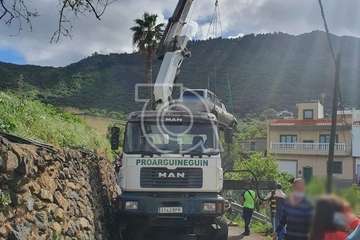  Un todoterreno se sale del camino de Telde a Valsequillo por Arenales por un despiste de su conductor/TA.